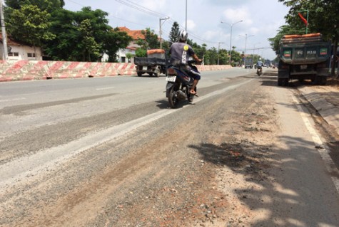 Mặt đường bị bong tróc, nguy hiểm cho người đi đường!