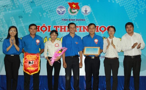 Hội thi Tin học khối cán bộ, công chức trẻ tỉnh lần III-2015: Thành đoàn Thủ Dầu Một đoạt giải nhất tập thể