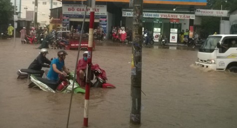 Ngã tư miếu Ông Cù (phường Bình Chuẩn, TX.Thuận An) ngày càng ngập sâu: Cần khẩn trương tìm giải pháp khắc phục