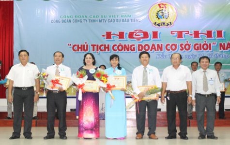 Công ty TNHH MTV Cao su Dầu Tiếng: Trao giải cho các thí sinh đạt giải trong hội thi ““Chủ tịch Công đoàn cơ sở giỏi”