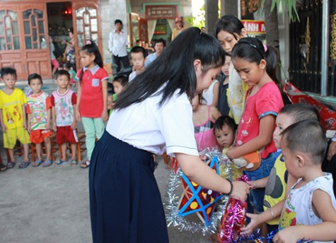 Mang trung thu đến với trẻ em nghèo