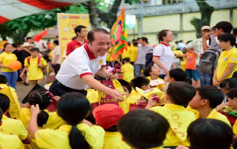 Hàng ngàn trẻ em có hoàn cảnh đặc biệt được vui Tết Trung Thu