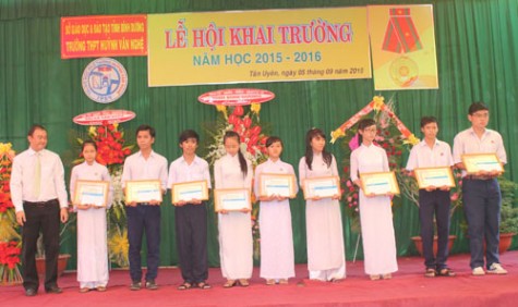 Thầy trò trường THPT Huỳnh Văn Nghệ: Học tập Bác qua việc dạy tốt, học tốt