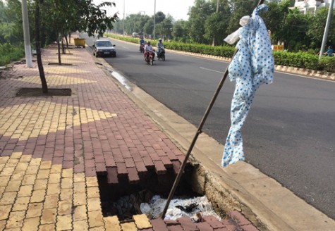 Nguy hiểm, hố sâu bên đường!