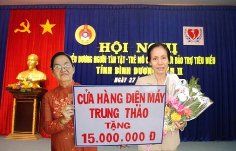 Nữ doanh nhân thích làm từ thiện