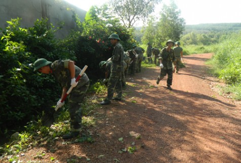 Khi bộ đội công binh giúp dân