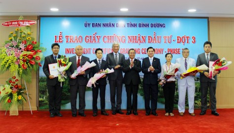 Bình Dương trao giấy chứng nhận đầu tư đợt 3-2015 cho các doanh nghiệp