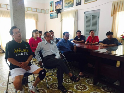 Người dân chăm chú theo dõi đại hội qua màn ảnh nhỏ