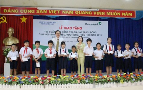 Vietcombank Bình Dương tặng 100 suất học bổng trị giá 100 triệu đồng cho học sinh nghèo