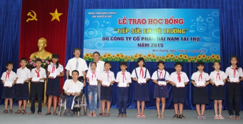 Hội khuyến học tỉnh: Trao 200 suất học bổng “tiếp sức em đến trường”