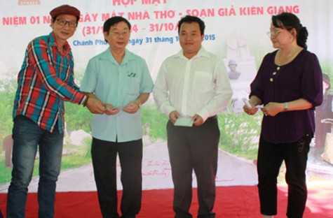 Gia đình nhà thơ - soạn giả Kiên Giang: Tặng kỷ vật cho Hoa viên nghĩa trang Bình Dương