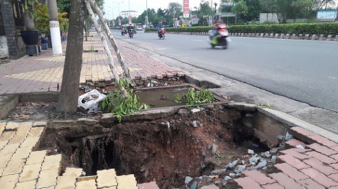 Hố “tử thần” bên lề đường