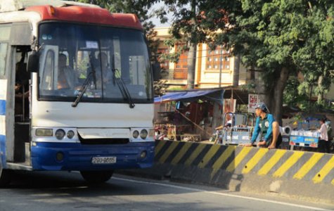 “Liều mạng” leo qua dải phân cách