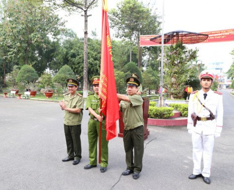 Công an tỉnh: Khen thưởng nhiều tập thể, cá nhân dịp chào cờ đầu tháng 12