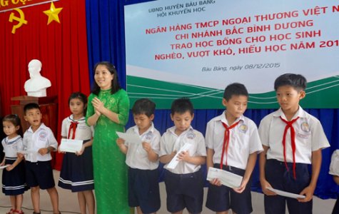 Vietcombank Bắc Bình Dương:  Trao học bổng cho học sinh nghèo, hiếu học