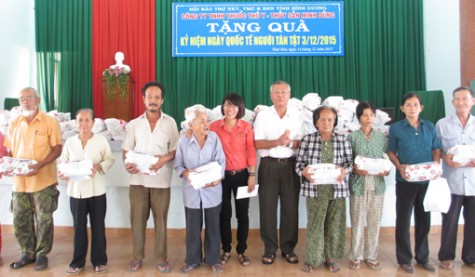 Hội Bảo trợ người khuyết tật, trẻ mồ côi và bệnh nhân nghèo tỉnh: Thăm, tặng quà cho người khuyết tật