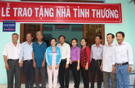 Trao tặng nhà tình thương tại TX.Tân Uyên