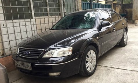 Ford Mondeo cũ - nghịch cảnh với Toyota Camry