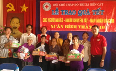 Hội Chữ thập đỏ tỉnh: Thăm, tặng quà tết cho hộ nghèo phường Hưng Định, TX.Thuận An