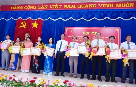 Đảng ủy phường Phú Lợi, TP.Thủ Dầu Một: Trao huy hiệu 30, 40 năm tuổi Đảng cho 20 đảng viên