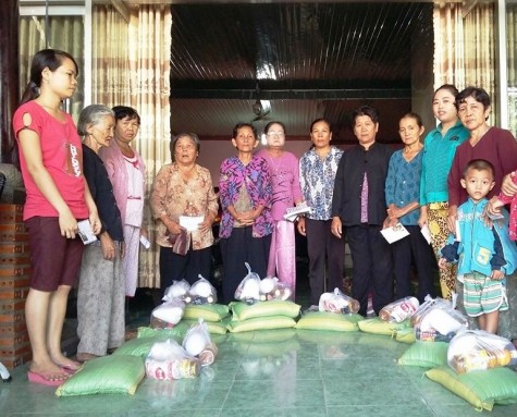 Gia đình bà Hồ Thị Liễu (phường Hòa Lợi, TX.Bến Cát):Tặng 70 phần quà tết cho người nghèo