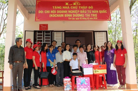 Chi hội Doanh nghiệp Đầu tư Hàn Quốc tại tỉnh Bình Dương: Trao nhà Chữ thập đỏ cho người nghèo xã Tân Lập