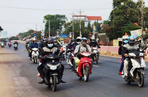 Công nhân phấn khởi trở lại làm việc sau tết