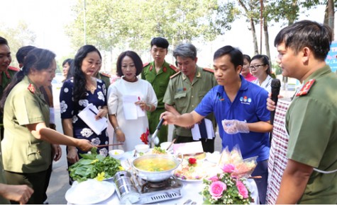 Phụ nữ Công an tỉnh: Hào hứng với hội thi khéo tay ngày tết