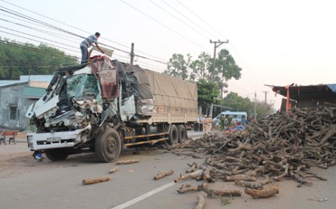 Khẩn trương làm rõ nguyên nhân vụ tai nạn giao thông nghiêm trọng khiến 2 người chết