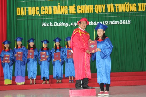 Trường Đại học Thủ Dầu Một: Trao bằng tốt nghiệp cho 374 tân cử nhân, tân kỹ sư