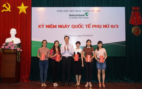 Vietcombank Bình Dương và Ngân hàng Mizuho (Nhật Bản):  Thăm, tặng quà cho trẻ em Trung tâm Bảo trợ xã hội tỉnh