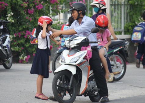 Đội mũ bảo hiểm cho trẻ em: Nâng cao tinh thần trách nhiệm của nhà trường, phụ huynh học sinh...