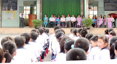 Tăng cường tuyên truyền quy định đội mũ bảo hiểm cho trẻ em tại các trường tiểu học