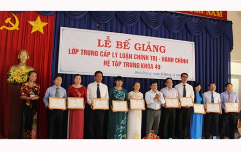 Trường Chính trị tỉnh: Bế giảng lớp Trung cấp lý luận chính trị - hành chính hệ tập trung khóa 49