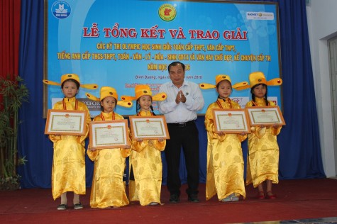 Trao giải các cuộc thi học sinh giỏi cấp tỉnh năm học 2015-2016