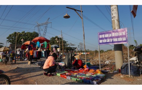 Họp chợ dưới đường điện cao thế: Nguy hiểm rình rập