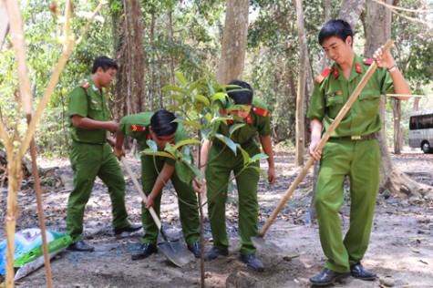 Đoàn Thanh niên Công an tỉnh: Tổ chức về nguồn, tặng quà cho người dân vùng biên giới