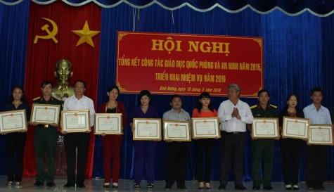 UBND tỉnh: Tổng kết công tác giáo dục quốc phòng và an ninh năm 2015