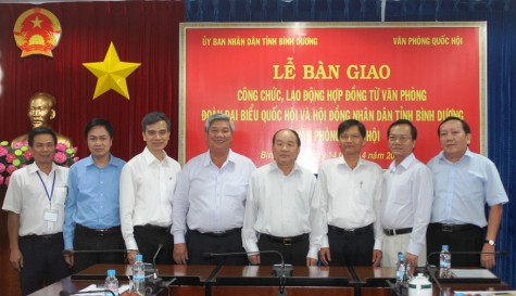 Bàn giao 9 viên chức, lao động về Văn phòng Quốc hội