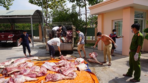 Bắt quả tang hơn 1 tấn thịt bẩn tuồn vào chợ