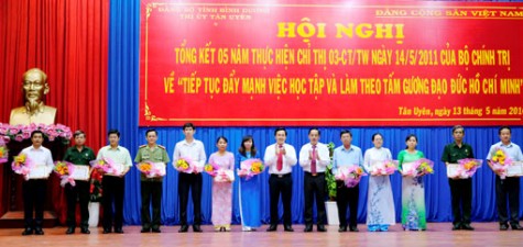 TX.Tân Uyên: Tuyên dương 37 tập thể và 95 cá nhân trong học tập và làm theo tấm gương đạo đức Hồ Chí Minh