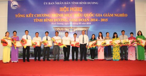 Giảm nghèo theo hướng đa chiều