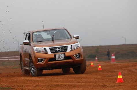 Nissan giảm giá xe bán tải Navara