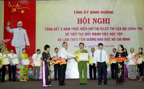 Khen thưởng 136 tập thể và cá nhân có thành tích xuất sắc trong thực hiện Chỉ thị 03 của Bộ Chính trị