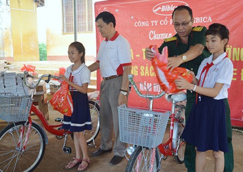 Ban Thanh niên Quân đoàn 4 và Công ty Cổ phần Bibica: Phối hợp thực hiện chương trình tiếp sức đến trường