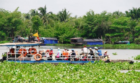 Mặc áo phao khi qua phà: Cẩn thận không bao giờ thừa