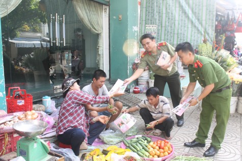 Đoàn thanh niên Công an TP.TDM:  Ra quân phát tờ rơi tuyên truyền phòng, chống ma túy