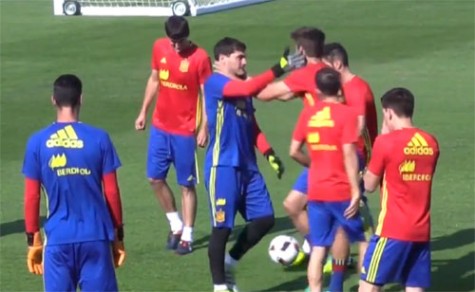 Pique bị Casillas tát sau màn chơi xỏ bất thành