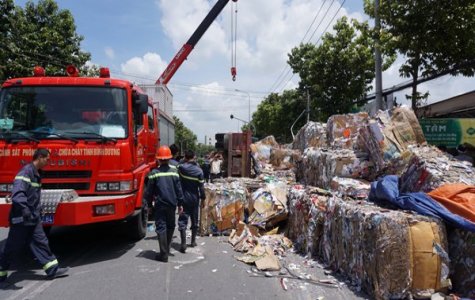 Lật xe Containner, hàng chục tấn giấy rơi xuống đường