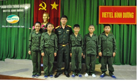 Viettel Bình Dương giao quân “Em là chiến sĩ năm 2016”.